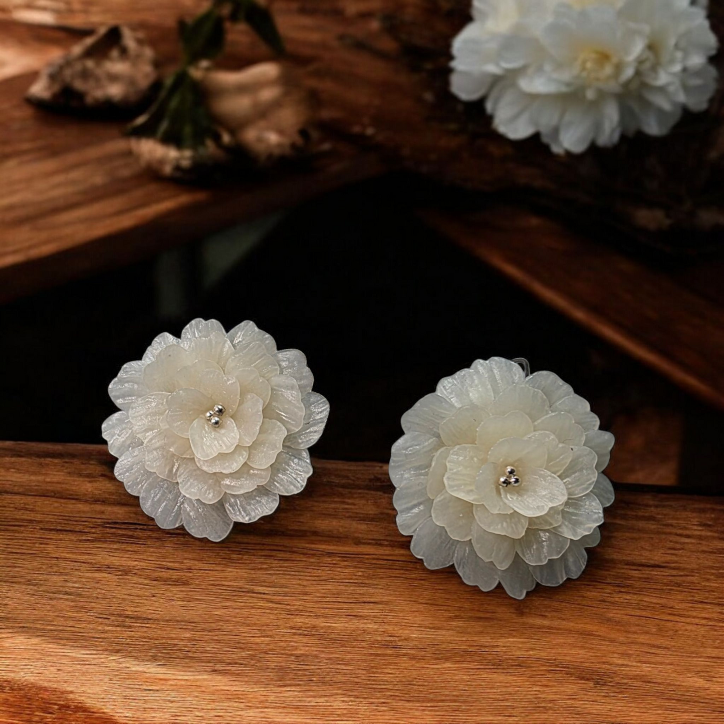 Midnight Bloom floral dangle - Ivory